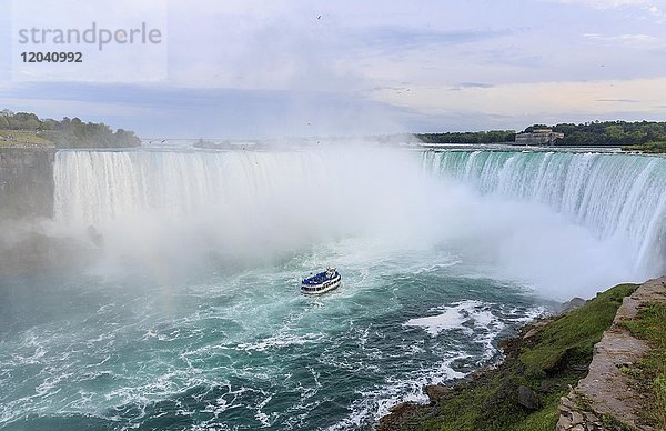 Horseshoe Falls mit Touristenboot  Niagarafälle  Ontario  Kanada  Nordamerika