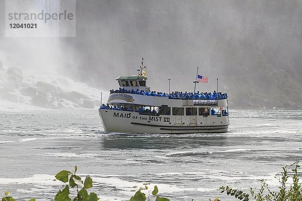 Touristenboot Maid of the Mist vor Wasserfall  American Falls  Niagara Fälle  Ontario  Kanada  Nordamerika