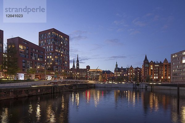 Moderne Geschäftsgebäude und Historische Speichergebäude bei Abenddämmerung  Speicherstadt  Hafencity  Hamburg  Deutschland  Europa