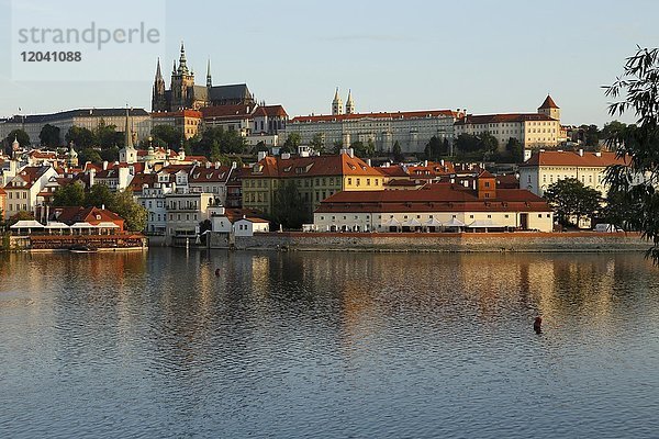 Ausblick über die Altstadt zur Burg  Prag  Tschechien  Europa