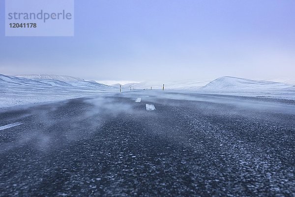 Vereiste Straße auf der Hochebene Jökuldalsheiði Winter in Nordisland  Jökuldalur  Jökuldalsheiði  Nordisland  Island  Europa