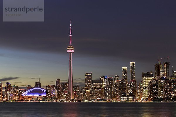 Skyline bei Nacht  Ontario See  CN Tower  Toronto  Ontario  Kanada  Nordamerika