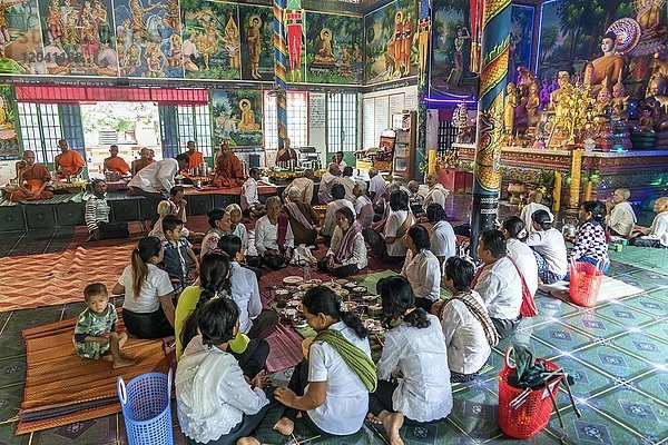 Einheimische beim gemeinsamen Essen im Tempel Phnom Sasear  bei Kampot  Kambodscha  Asien