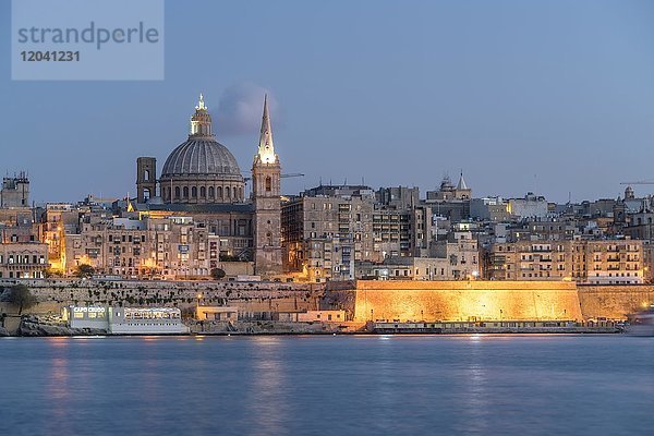 Stadtansicht mit St. Paul's Pro-Kathedrale und Karmeliterkirche bei Abenddämmerung  Valetta  Malta  Europa