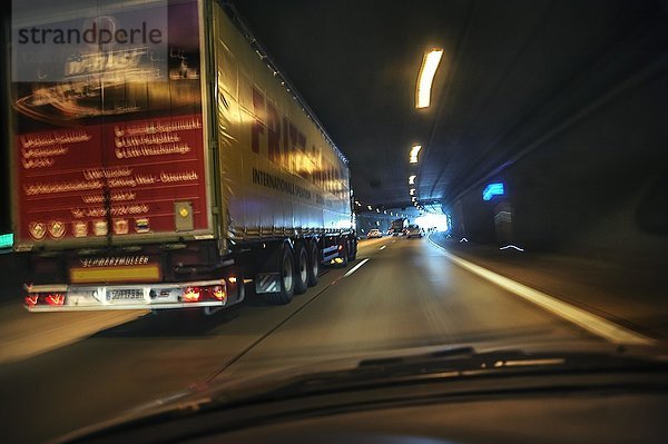 Autoverkehr im Tunnel  Luise-Kiesselbach-Tunnel  München  Bayern  Deutschland  Europa