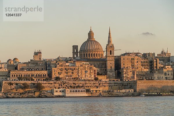 Stadtansicht mit St. Paul's Pro-Kathedrale und Karmeliterkirche   Abendlicht  Valetta  Malta  Europa
