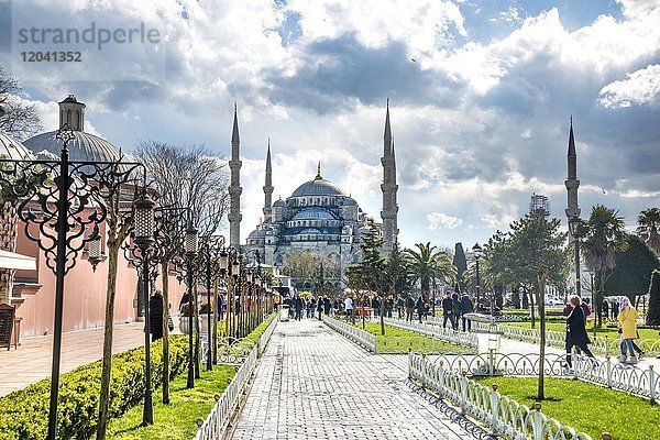 Blaue Moschee  Sultan Ahmet Camii  Weg im Sultan Ahmed Park  Sultanahmet  europäischer Teil  Istanbul  Türkei  Asien