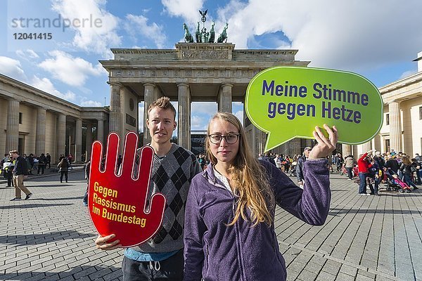 Zwei Studenten mit Schild Meine Stimme gegen Hetze  Gegen Rassismus im Bundestag  Anti AFD-Demo  Brandenburger Tor  Berlin  Deutschland  Europa