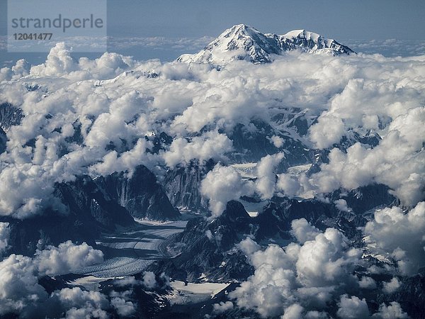 Ausblick bei Anflug auf Flughafen Anchorage mit Mount McKinley oder Denali und Matanuska-Gletscher  Alaska  USA  Nordamerika