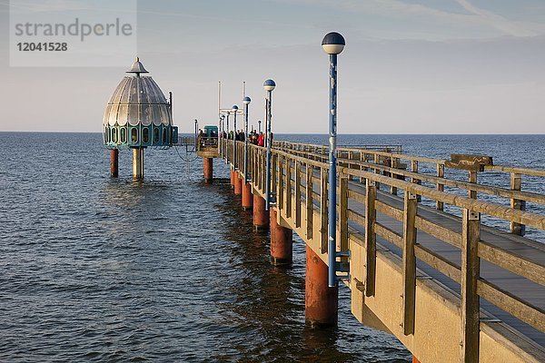 Tauchgondel an der Seebrücke  Zingst  Fischland-Darß-Zingst  Mecklenburg-Vorpommern  Deutschland  Europa