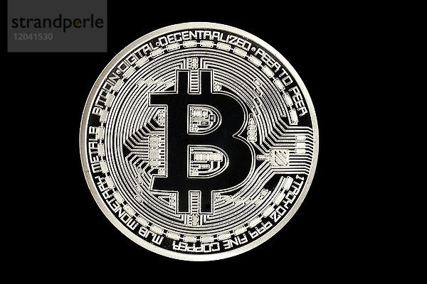 Symbolbild digitale Währung  silberne physische Münze Bitcoin