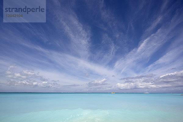 Segeln auf dem azurblauen Wasser der Grace Bay  dem spektakulärsten Strand auf Providenciales  Turks- und Caicosinseln  in der Karibik  Westindien  Mittelamerika