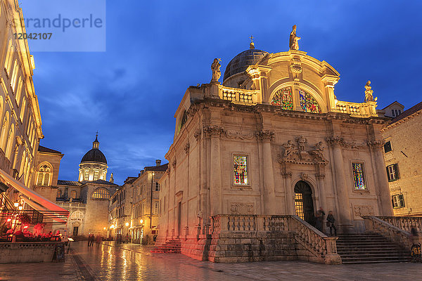 Beleuchtete Kirche St. Blaise und Kathedrale  abendliche blaue Stunde  Altstadt  Dubrovnik  UNESCO-Weltkulturerbe  Kroatien  Europa