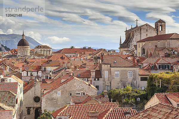 Spektakulärer Blick auf die Altstadt mit ungewöhnlichen Wolken  von den Stadtmauern  Dubrovnik  UNESCO-Weltkulturerbe  Dalmatien  Kroatien  Europa