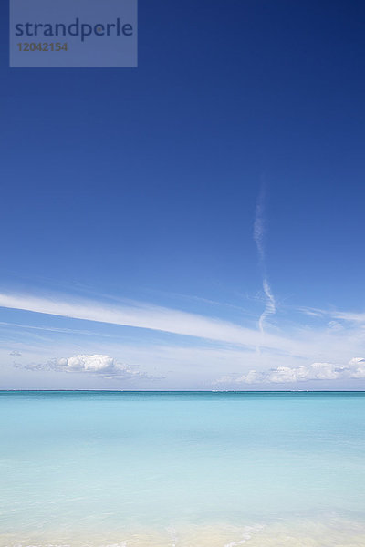 Das azurblaue Wasser der Grace Bay  der wichtigsten Besucherattraktion auf Providenciales  Turks- und Caicosinseln  in der Karibik  Westindien  Mittelamerika