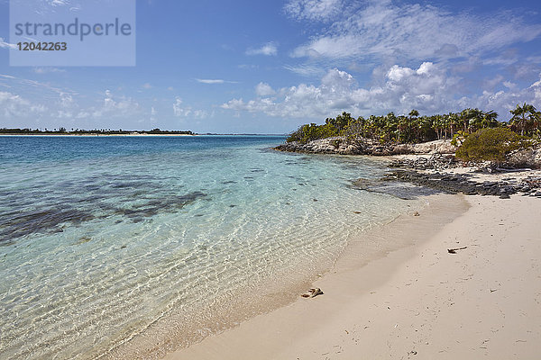 Die Küste von Little Water Cay  einer Insel im Naturschutzgebiet vor der Nordspitze von Providenciales  Turks- und Caicosinseln  in der Karibik  Westindien  Mittelamerika