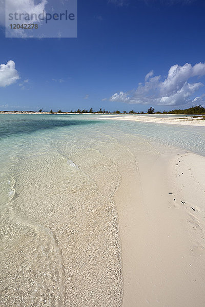 Eine Sandbank auf Water Cay  vor der Nordspitze von Providenciales  Turks- und Caicosinseln  in der Karibik  Westindische Inseln  Mittelamerika