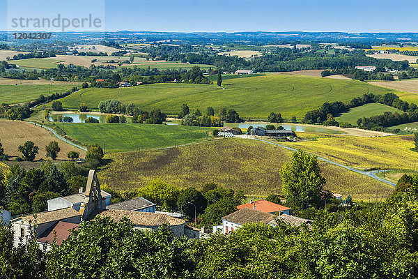 Blick nach Nordwesten über die Kirche von Monbahus vom Turm der Jungfrau  einem lokalen Wahrzeichen  Monbahus  Cancon  Lot-et-Garonne  Frankreich  Europa