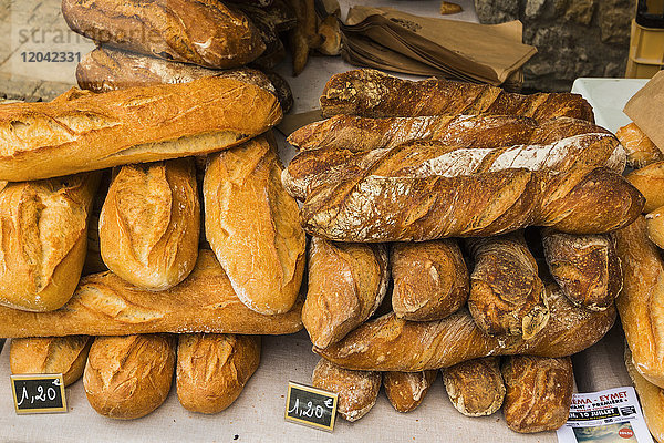 Brotverkauf am beliebten Markttag am Donnerstag in dieser historischen Bastidenstadt im Südwesten  Eymet  Bergerac  Dordogne  Frankreich  Europa