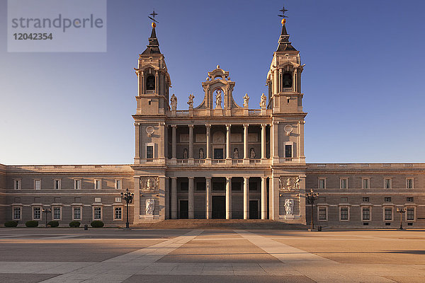 Almudena-Kathedrale (Santa Maria la Real de La Almudena)  Plaza de la Armeria  Madrid  Spanien  Europa