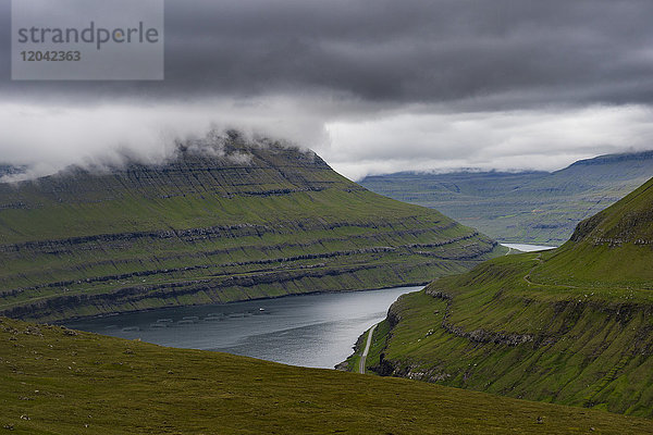 Fjordlandschaft in Estuyroy  Färöer Inseln  Dänemark