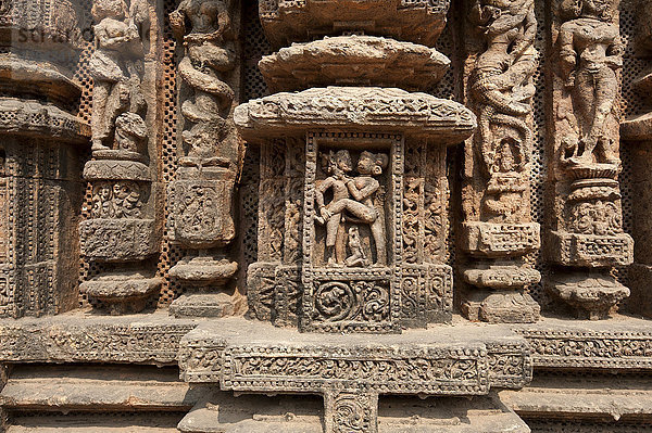 Erotische Steinmetzarbeiten am Sonnentempel von Konark (Schwarze Pagode)  Hindutempel aus dem 13. Jahrhundert  erbaut als massiver Streitwagen für den Sonnengott Surya  UNESCO-Weltkulturerbe  Konarak  Odisha  Indien  Asien