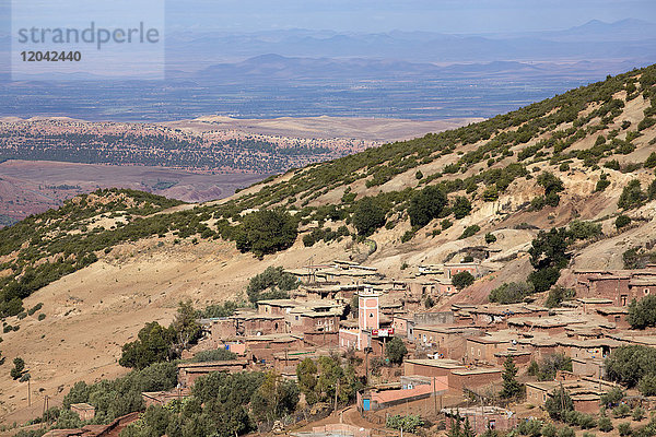 Traditionelles Dorf in den Ausläufern des Hohen Atlasgebirges  Marokko  Nordafrika  Afrika