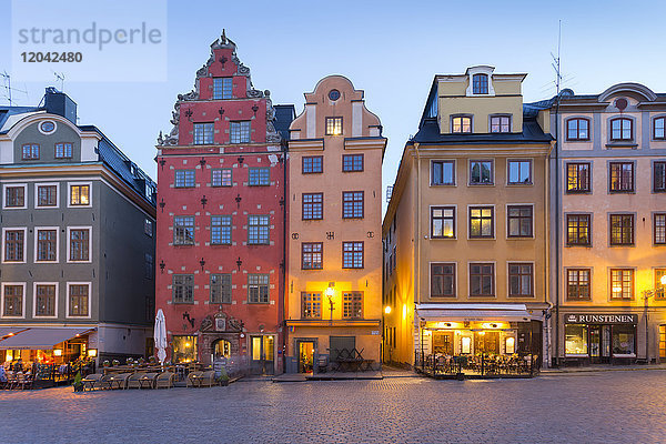 Blick auf bunte Gebäude am Stortorget  Altstadtplatz in Gamla Stan in der Abenddämmerung  Stockholm  Schweden  Skandinavien  Europa