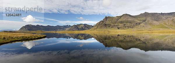 Panoramablick auf Berge und blauen Himmel  der sich im See spiegelt  in der Nähe von Vik  Südisland  Polarregionen