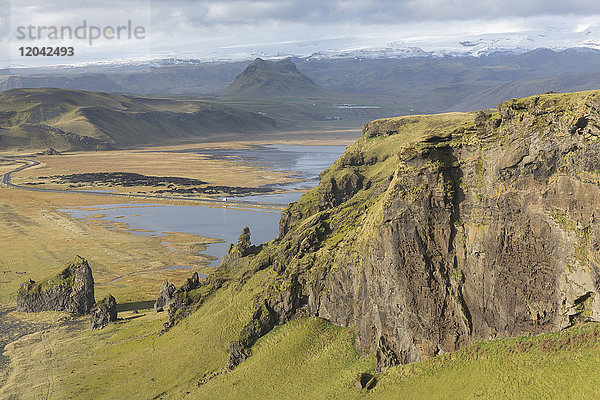 Dramatischer Blick auf Berge  erloschene Vulkane und Gletscher  von Dyrholaey  in der Nähe von Vik Y Myrdal  Südisland  Polarregionen