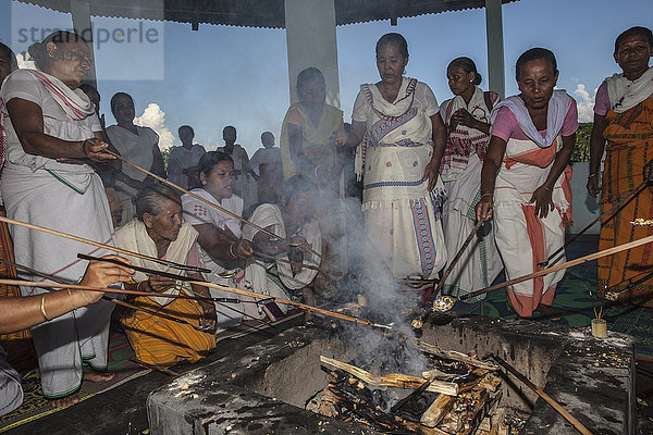 Hawan (Opfergabe an den Feuergott) in Karbi Anglong District Brahma Dharma Jyoti Mondir  Langhin Manikpur  Assam  Indien  Asien