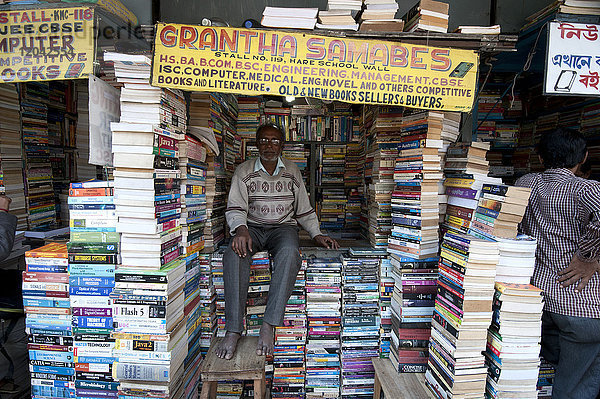 Inhaber eines Bücherstands in der College Street  dem weltweit größten Markt für gebrauchte Bücher für Intellektuelle  Wissenschaftler und Studenten  Kalkutta  Westbengalen  Indien  Asien