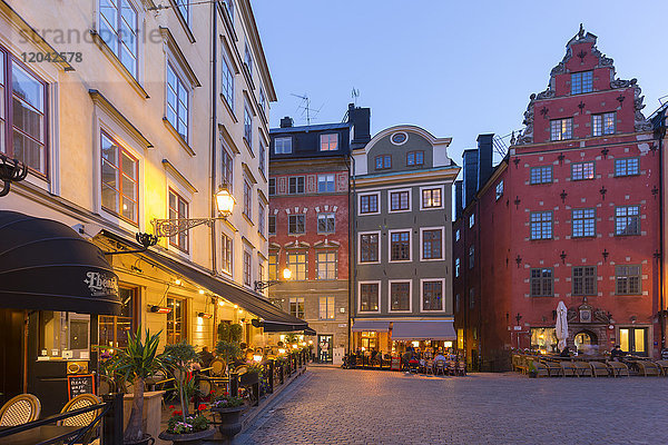 Restaurant und bunte Gebäude am Stortorget  Altstadtplatz in Gamla Stan in der Abenddämmerung  Stockholm  Schweden  Skandinavien  Europa