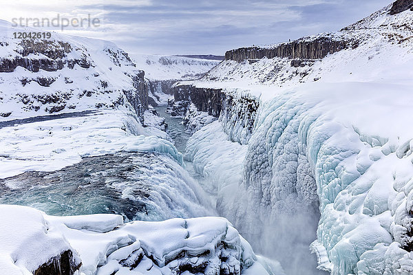 Gullfoss Wasserfall  teilweise gefroren im Winter  Gullfoss  Island  Polarregionen