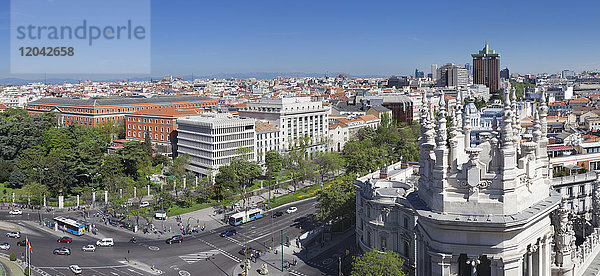 Blick vom Palacio de Comunicaciones über den Platz Plaza de la Cibeles in Madrid  Spanien  Europa