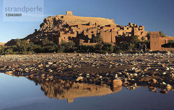 Die alte Kasbah Ait Benhaddou im Morgenlicht und mit Spiegelung im Fluss  UNESCO-Weltkulturerbe  in der Nähe von Ouarzazate  Marokko  Nordafrika  Afrika