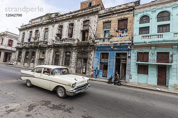 Klassisches amerikanisches Auto  das als Taxi benutzt wird  lokal bekannt als almendrones  Havanna  Kuba  Westindien  Mittelamerika