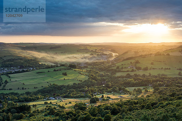 Blick von Curbar Edge in Richtung Calver  Abendlicht  Dark Peak  Peak District National Park  Derbyshire  England  Vereinigtes Königreich  Europa