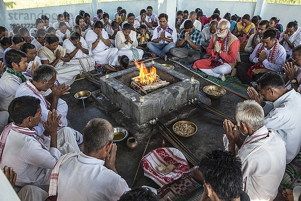Hawan (Opfergabe an den Feuergott) in Karbi Anglong District Brahma Dharma Jyoti Mondir  Langhin Manikpur  Indien  Asien