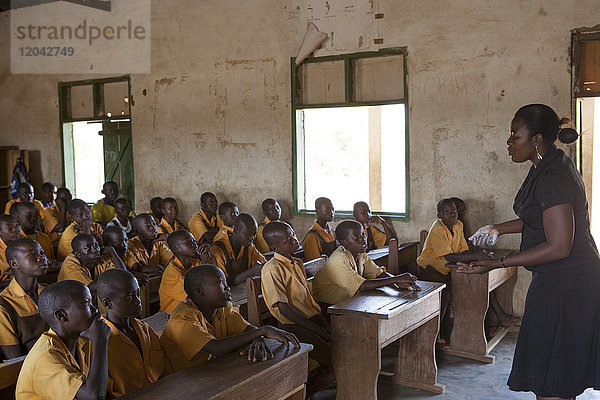 Eine Lehrerin unterrichtet eine Klasse von Schülern in einer Grundschule  Ghana  Westafrika  Afrika