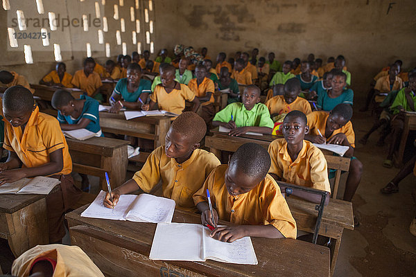 Ein Klassenzimmer voller Schüler in einer Grundschule in Ghana  Westafrika  Afrika