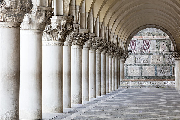 Säulen und Bögen  Markusplatz  Venedig  UNESCO-Weltkulturerbe  Venetien  Italien  Europa