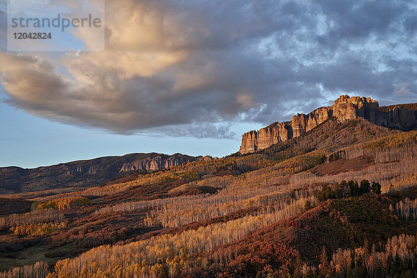 Wolken über den Palisaden am Owl Creek Pass im Herbst  Uncompahgre National Forest  Colorado  Vereinigte Staaten von Amerika  Nordamerika