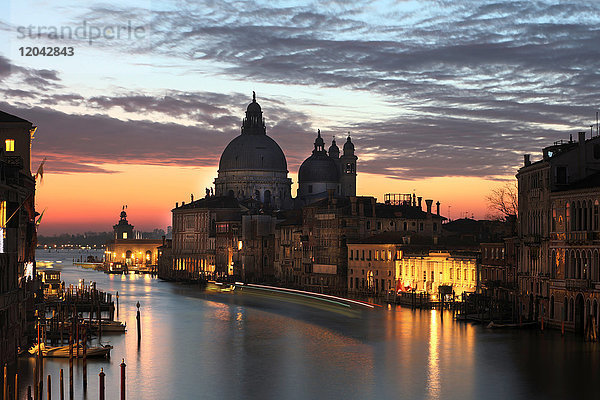 Blick entlang des Canal Grande in Richtung Santa Maria Della Salute von der Accademia-Brücke in der Morgendämmerung  Venedig  UNESCO-Weltkulturerbe  Venetien  Italien  Europa