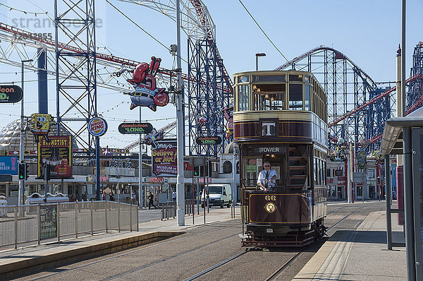Traditionelle Straßenbahn  die den Pleasure Beach passiert  Blackpool  Lancashire  England  Vereinigtes Königreich  Europa