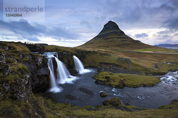 Gebirgsfluss mit Kirkjufell (Kirchenberg) im Hintergrund  Grundafjordur  Snaefellsnes-Halbinsel  Island  Polarregionen