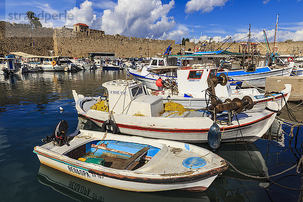 Fischerboote  Handelshafen und mittelalterliche Mauern  Altstadt von Rhodos  UNESCO-Weltkulturerbe  Rhodos  Dodekanes  Griechische Inseln  Griechenland  Europa