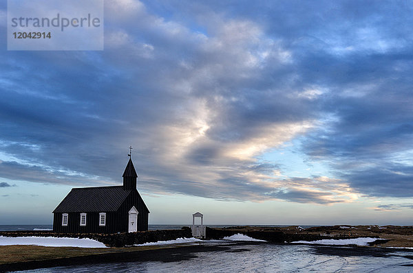 Winteransicht in der Abenddämmerung der schwarzen Holzkirche in Budir  Snaefellsnes-Halbinsel  Island  Polarregionen