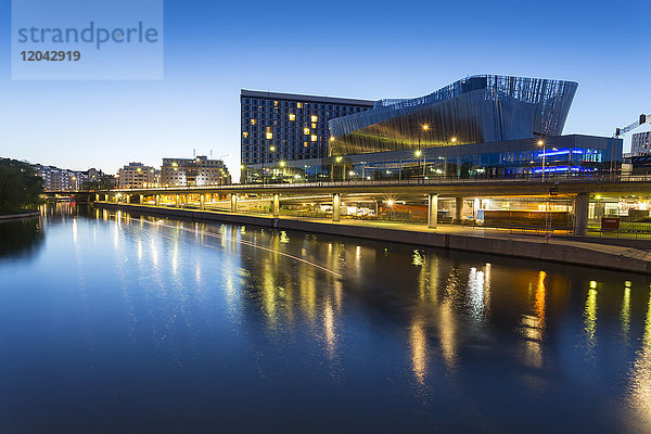 Blick auf das Waterfront Hotel in der Abenddämmerung in der Nähe des Rathauses  Stockholm  Schweden  Skandinavien  Europa