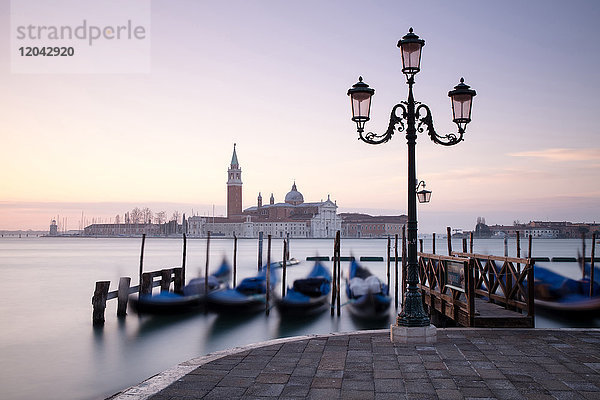 Blick auf San Giorgio Maggiore in der Morgendämmerung von der Riva Degli Schiavoni  mit Gondeln im Vordergrund  Venedig  UNESCO-Weltkulturerbe  Venetien  Italien  Europa